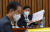 한덕수 국무총리 후보자(왼쪽)가 2일 서울 여의도 국회에서 열린 인사청문회에서 이해식 민주당 의원의 질의를 듣고 있다. 김성룡 기자