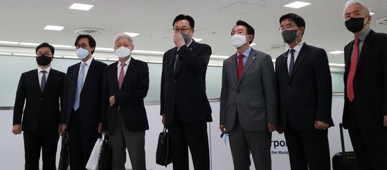 尹錫淑（ユン・ソクヨル）大統領が日本に派遣した政治協議代表団長のチョン・ジンソク氏と国会副大統領のチョン・ジンソク氏が６月２４日午後、成田国際空港に到着した。月と記者の前で停止しました。 左から2人目は元駐日カンボジア大使のチャン・ホジン氏（ロシア大使候補）、左から3人目は元駐日大使に選ばれた国立外交アカデミーユン・ドクミン元所長。 朗報です。
