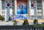 제20대 대통령취임식을 6일 앞둔 4일 국회 본청 앞에서 관계자들이 취임식 준비를 위한 무대단상에 대형 걸게그림을 걸고 있다. 김성룡 기자