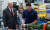 조 바이든 미국 대통령이 3일(현지시간) 앨라배마주 트로이의 록히드마틴 앨라배마 공장을 방문해 재블린 대전차 미사일 제조 공정을 살피고 있다. [AP=뉴시스]