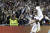  레알 마드리드 벤제마가 유럽 챔피언스리그 4강 2차전에서 페널티킥 결승골을 뽑아낸 뒤 비니시우스와 함께 기뻐하고 있다. [EPA=연합뉴스]