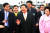 퇴임한 노무현 전 대통령이 김해 봉하마을에서 주민들의 환영을 받으며 환영식장으로 향하고 있다. 송봉근 기자