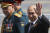 블라디미르 푸틴 러시아 대통령(오른쪽)이 지난 2020년 6월 24일에 열린 러시아 전승절 기념 열병식에서 군인들을 향해 손을 흔들고 있다. 왼쪽은 세르게이 쇼이구 러시아 국방부 장관. [AP=연합뉴스]