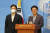 더불어민주당 허종식 의원(오른쪽)과 박찬대 의원이 5일 오후 서울 여의도 국회 소통관에서 이재명 상임고문의 인천 계양을 국회의원 보궐선거 출마를 요청하는 기자회견을 하고 있다. 공동취재사진