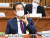 한덕수 국무총리 후보자가 3일 오후 서울 여의도 국회에서 열린 인사청문회에 참석해 증인들의 답변을 듣고 있다. 뉴스1