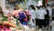 어버이날인 8일 오후 서울 서초구 양재꽃시장을 찾은 시민들이 꽃을 살펴보고 있다. 뉴스1