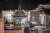  이탈리아 금융 경찰 순시선이 6일(현지시간) 밤 토스카나주 마리나 디 카라라항에 정박해 있는 푸틴 러시아 대통령과 연계된 것으로 의심받는 셰에라자데호 앞을 지나가고 있다. AFP=연합뉴스