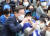 이재명 더불어민주당 상임고문이 8일 인천 계양산 야외공연장에서 열린 출마 선언 기자회견에서 지지자들과 기념촬영을 하고 있다. 김성룡 기자