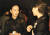 1996년 제1회 부산국제영화제 폐막 파티에서 영화제 관계자와 대화하고 있는 강수연. 사진 박지만 촬영감독