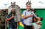 자이르 보우소나루 브라질 대통령(오른쪽)이 지난해 5월 아마조나스주의 보호구역에서 원주민과 함께 국가를 듣고 있다. 로이터=연합뉴스