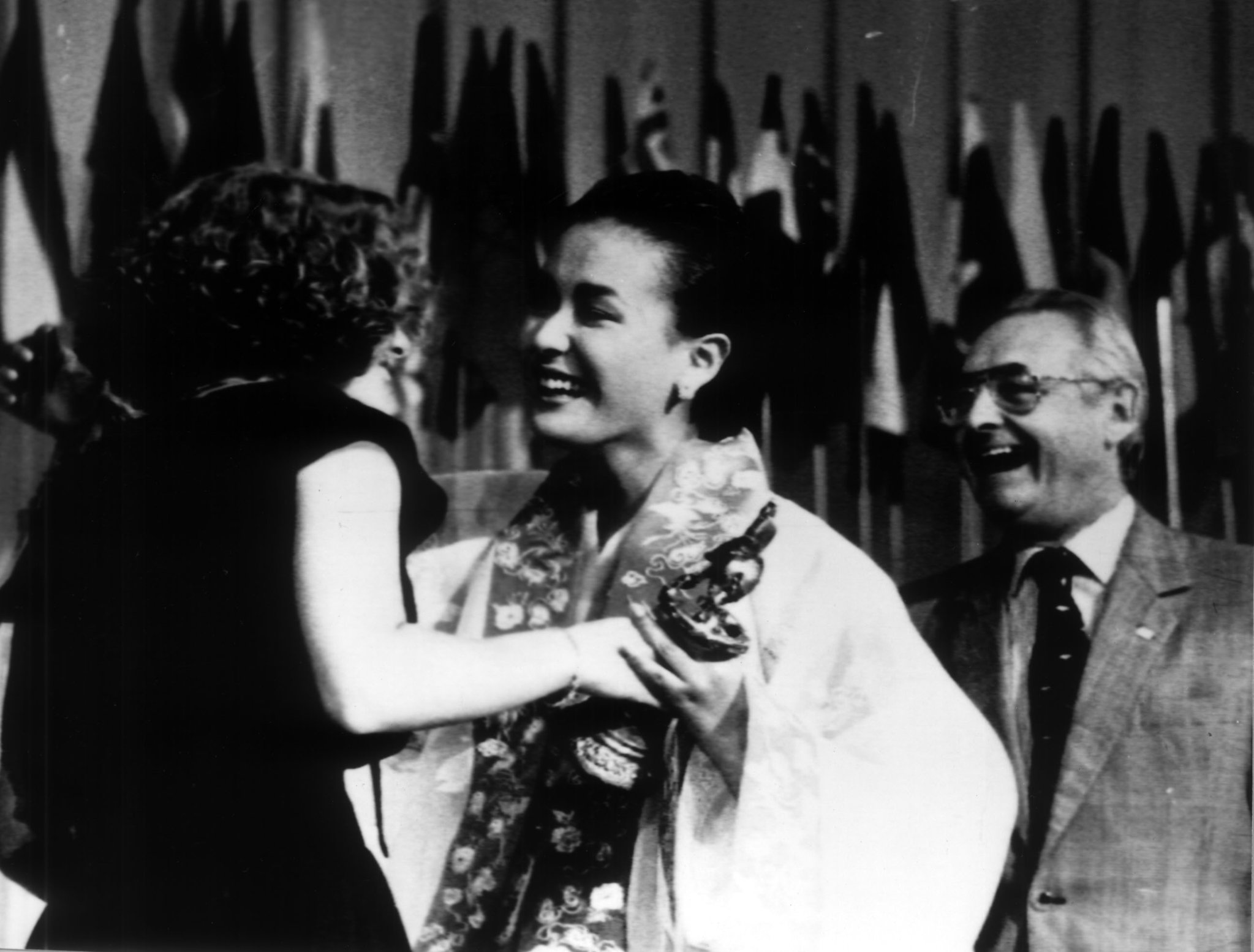1989년 소련 여배우 나탈랴 네고다가 모스크바영화제 여우주연상을 수상한 강수연에게 트로프를 주고 있다. 중앙포토