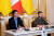 쥐스탱 트뤼도 캐나다 총리가 8일(현지시간) 우크라이나를 방문해 볼로디미르 젤렌스키 우크라이나 대통령과 나란히 앉아 주요 7개국(G7) 정상회의에 참여했다. [우크라이나 대통령실 제공, 로이터=연합뉴스]