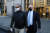몰락한 한국계 천재 투자자 빌 황(왼쪽)이 27일(현지시각) 뉴욕 맨해튼 연방법원에서 보석심사를 마친 뒤 걸어나오고 있다. 로이터=연합뉴스