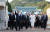 문재인 대통령과 부인 김정숙 여사가 9일 오후 청와대 본관을 걸어 나오며 시민들을 향해 인사하고 있다. 뉴시스