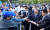 문재인 대통령이 9일 오후 청와대 앞 분수대에서 열린 환송행사에서 시민들과 악수하고 있다. 강정현 기자