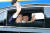문재인 대통령이 9일 오후 청와대 인근에서 차량에 탑승해 시민들에게 손 흔들어 인사하고 있다. 뉴시스