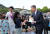 문재인 대통령이 9일 오후 청와대 앞 분수대에서 마중 나온 어린이들에게서 케이크를 받고 있다. 연합뉴스