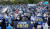 문재인 대통령 퇴근길을 마중 나온 시민들이 9일 오후 청와대 앞 분수대에서 슈퍼스타 손피켓을 들고 환호하고 있다. 뉴시스