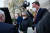 2021년 3월 월가의 대규모 '마진콜 사태'를 발생시킨 빌 황(가운데)이 27일 미국 뉴욕 연방법원 앞에서 취재진에게 자신의 입장을 설명하고 있다. 로이터=연합뉴스