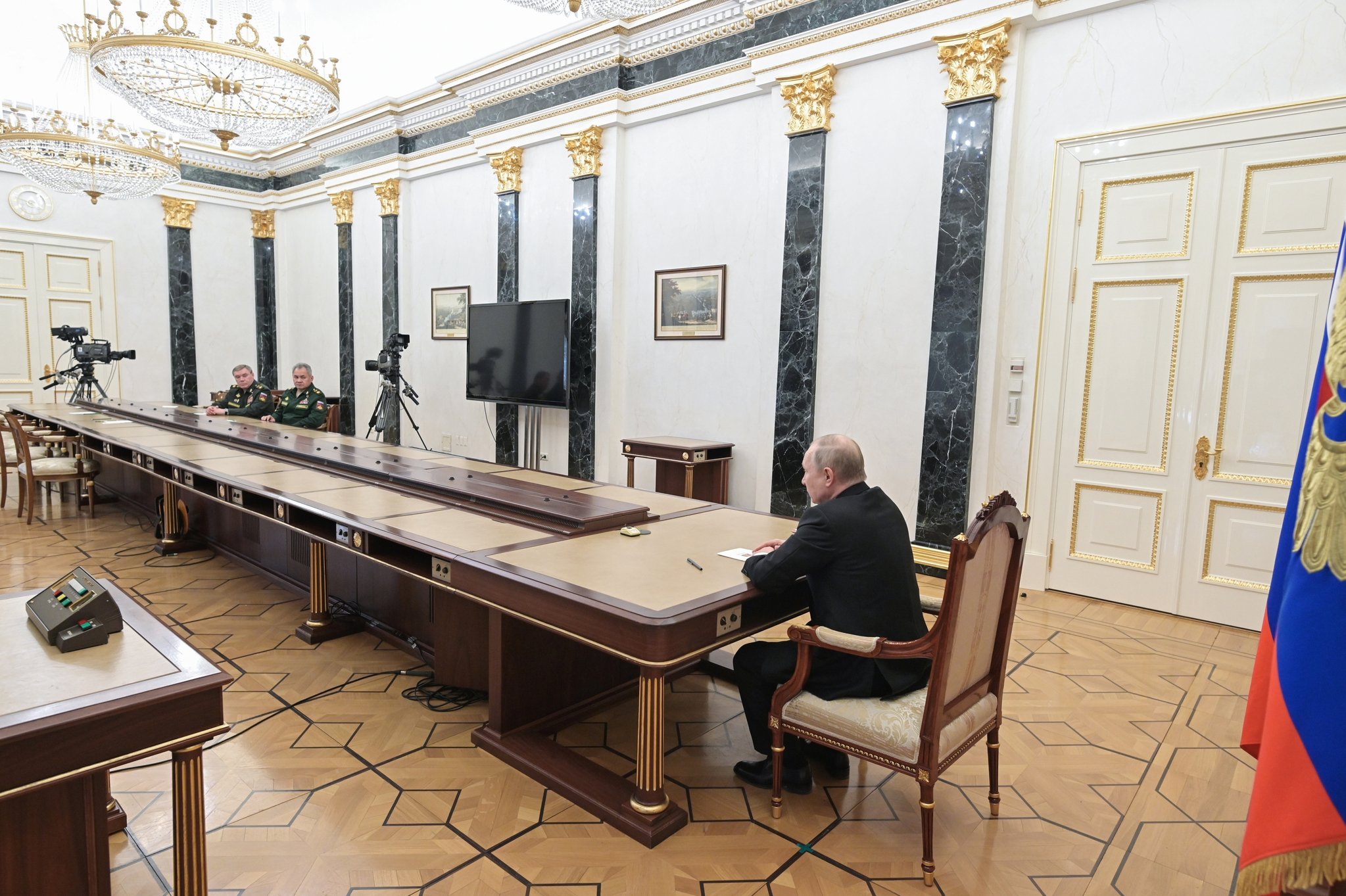 2월 27일 우크라이나 전쟁 이후 크렘린궁에서 블라디미르 푸틴 대통령(오른쪽)과 만난 세르게이 쇼이구 장관(가운데). AP=연합뉴스