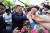  문재인 대통령이 9일 오후 청와대 본관 앞에서 시민들과 악수하고 있다. 뉴시스