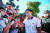 페르디난드 마르코스 주니어 필리핀 대통령 후보가 9일 그의 정치적 고향인 일로코스노르테주 바탁의 한 투표장에서 투표한 뒤 기자들에게 한마디 하고 있다. [AFP=연합뉴스]