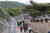 개방 행사에 참가한 시민들이 등산로를 걷고 있다. 김상선 기자