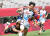 럭비 대표팀 정연식(가운데)이 도쿄올림픽 일본전에서 득점을 올리고 있다. [연합뉴스]
