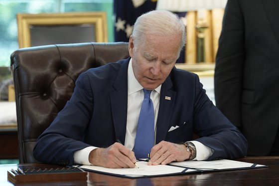 조 바이든 미국 대통령이 9일(현지시간) 백악관 오벌오피스에서 '우크라이나 민주주의 방어 무기대여법 2022' 법안에 서명하고 있다.[EPA=연합뉴스]