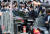 윤석열 대통령이 10일 오전 국회에서 열리는 제20대 대통령 취임식에 참석하기 위해 서울 서초구 자택을 나서 차량에 오르고 있다. 뉴스1