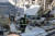 9일 러시아 미사일 공격으로 파괴된 우크라이나 남부도시 오데사의 쇼핑몰에서 구조대원이 잔해를 살피고 있다. [AFP=연합뉴스]