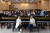 피아니스트 강충모, 이혜전 부부(맨 앞)과 함께 하는 젊은 피아니스트들. 우상조 기자