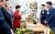  2015년 5월 박근혜 전 대통령이 충남 천안시 테크노파크에서 열린 충남창조경제 혁신센터 출범식에서 예산사과와인 등 농수산품 명품화 지원에 대해 설명하고 있다. [당시 청와대사진기자단]