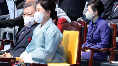 문재인 뒷편엔 박근혜…尹대통령, 두 전직 대통령과 악수
