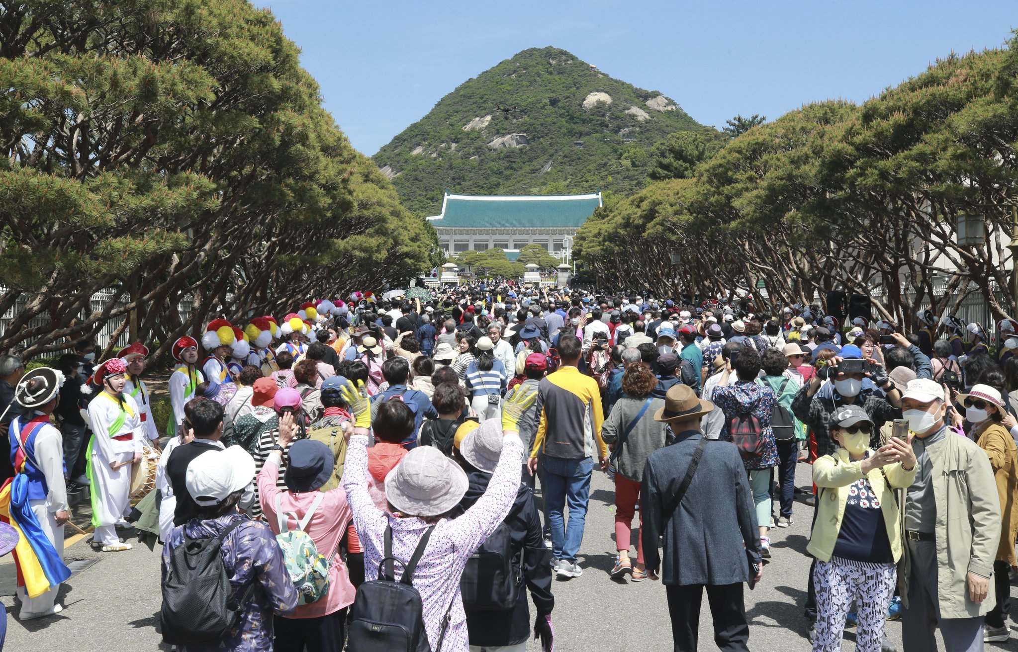 국민대표 74인을 비롯한 시민들이 10일 오전 서울 종로구 청와대에 들어서고 있다. 청와대 개방은 74년 만에 처음이다. 인수위사진기자단