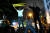 지난달 7일 스리랑카 콜롬보에서 시위대가 라자팍사 총리와 고타바야 대통령의 퇴진을 촉구하는 시위를 벌이고 있다. AFP=연합뉴스