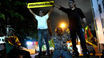 스리랑카 반정부 시위대, 집권가문 조상 집도 불태워