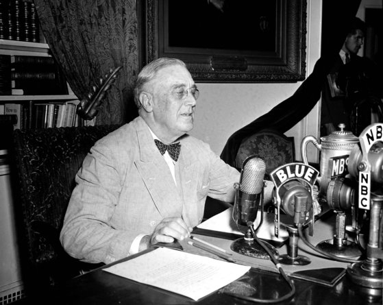 1944년 프랭클린 루즈벨트 전 미국 대통령이 백악관에서 라디오 담화문을 발표하는 모습.[AP=연합뉴스]