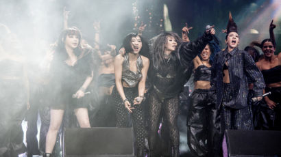 상표권이 뭐길래…미국 음악축제에 몰래 등장한 2NE1
