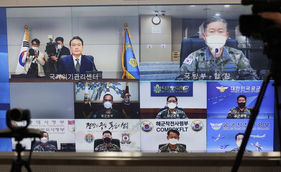 윤석열 대통령이 10일 0시 국가위기관리센터 상황실에서 북한 군사동향 등의 보고를 받고 있다. 사진 대통령실