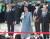 문재인 전 대통령 내외가 10일 오후 울산역에 도착한 가운데 김정숙 여사가 지지자들에게 인사말을 하고 있다. [연합뉴스]