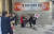 윤석열 대통령 취임 축하 현수막 앞에서 주민들이 인증샷을 남기고 있다. 채혜선 기자 