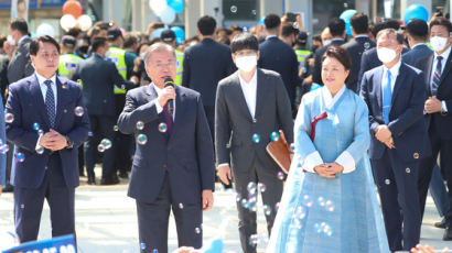 "문재인 여유 응원해요"…휴가까지 냈다, 울산역·평산마을 인파