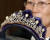 2005년 필리핀의 한 관리가 이멜다 마르코스로부터 압류한 왕관. 다이아몬드와 진주로 장식돼 있다. [로이터=연합뉴스]
