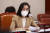김현숙 여성가족부 장관 후보자가 11일 오전 국회에서 열린 인사청문회에서 의원들의 질문에 답변하고 있다. 김성룡 기자
