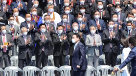 尹 취임식 총출동한 대기업 총수들 “자리 배치부터 친시장”