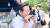 인천 계양구 계산동 길가 노점에서 호떡을 사 먹고 있는 이재명 더불어민주당 상임고문. [이 고문 유튜브 캡처]