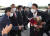 윤석열 대통령이 10일 서울 용산에 마련된 대통령실 청사로 들어서며 직원들과 인사하고 있다.연합뉴스