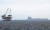 미국 캘리포니아 헌팅턴 비치 해안에서 바라본 원유 및 가스 생산·시추 설비. [AFP=연합뉴스]