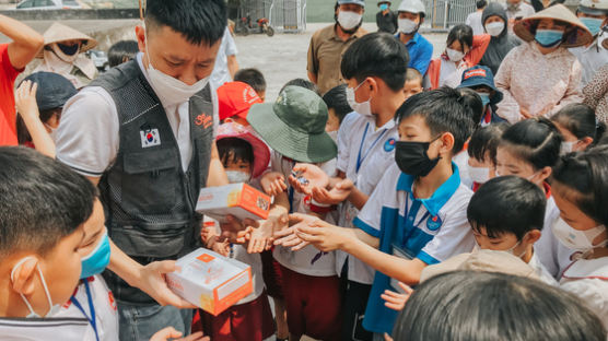 굿피플-롯데하이마트, 베트남 에너지 소외계층 아동에 태양광랜턴 전달